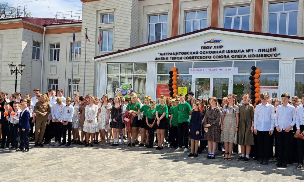 Конкурс инсценированной песни "К Победе с музыкой мы шли" состоялся в Антрацитовской основной школе №1-лицей им. О. Кошевого Конкурс инсценированной песни "К Победе с музыкой мы шли" состоялся в Антрацитовской основной школе №1-лицей им. О. Кошевого