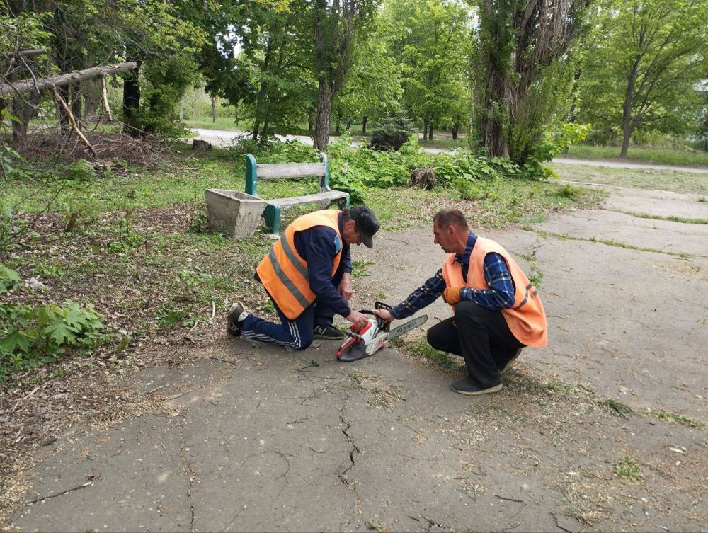 Молодогвардейцы Красного Луча приняли участие в предпраздничном субботнике! Молодогвардейцы Красного Луча приняли участие в предпраздничном субботнике!