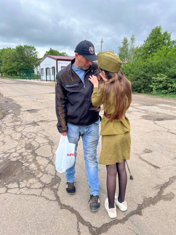 Филиал «Дом культуры с.Чугинка» вместе с участниками кружков провели акцию «Георгиевская лента» Филиал «Дом культуры с.Чугинка» вместе с участниками кружков провели акцию «Георгиевская лента»