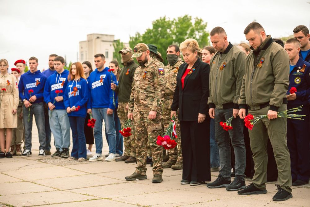 Память в сердце каждого. Активисты «Молодой Гвардии Единой России» вместе с сенатором Российской Федерации от ЛНР Ольгой Бас, Председателем Народного Совета ЛНР и Секретарём Луганского регионального отделения партии «Единая... Память в сердце каждого. Активисты «Молодой Гвардии Единой России» вместе с сенатором Российской Федерации от ЛНР Ольгой Бас, Председателем Народного Совета ЛНР и Секретарём Луганского регионального отделения партии «Единая...