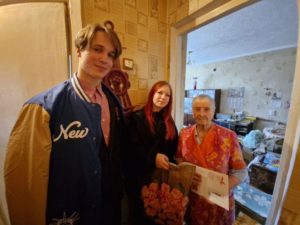 В преддверии празднования 80-летия Великой Победы ветераны, труженики тыла, участники войны, проживающие в Стаханове, Ирмино и Алмазной, получают поздравительные письма от Президента Российской Федерации Владимира... В преддверии празднования 80-летия Великой Победы ветераны, труженики тыла, участники войны, проживающие в Стаханове, Ирмино и Алмазной, получают поздравительные письма от Президента Российской Федерации Владимира...