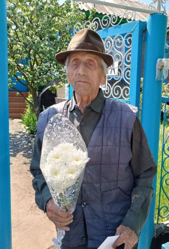 В Краснодоне продолжается вручение персональных писем Победы от Президента Российской Федерации Владимира Путина, что стало важным событием для местных ветеранов и жителей города В Краснодоне продолжается вручение персональных писем Победы от Президента Российской Федерации Владимира Путина, что стало важным событием для местных ветеранов и жителей города