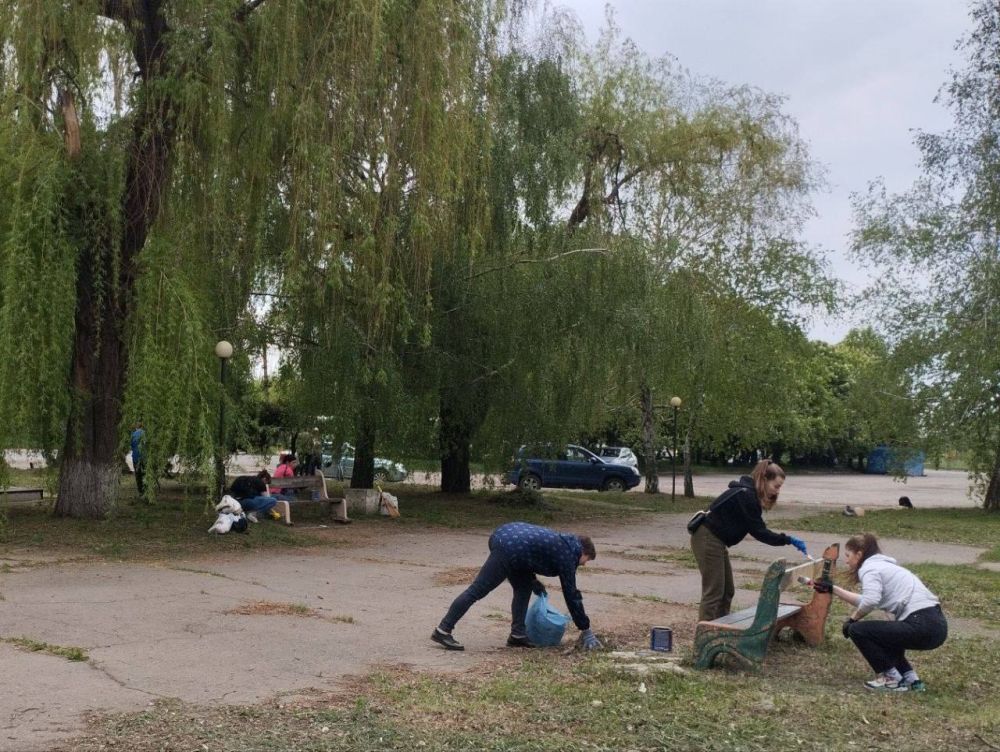 Молодогвардейцы Красного Луча приняли участие в предпраздничном субботнике! Молодогвардейцы Красного Луча приняли участие в предпраздничном субботнике!