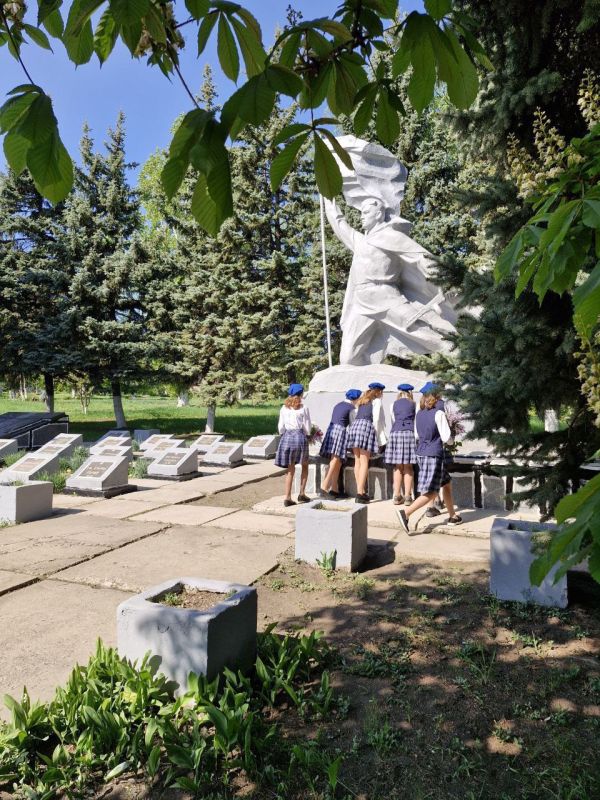 В Ясеновской гимназии им.Ю.В.Стеценко прошел традиционный конкурс "Смотр строя и песни", посвящённый 80-летию Победы в Великой Отечественной войне В Ясеновской гимназии им.Ю.В.Стеценко прошел традиционный конкурс "Смотр строя и песни", посвящённый 80-летию Победы в Великой Отечественной войне