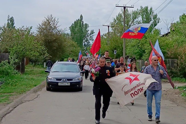 В этом году Всероссийская акция "Бессмертный полк" вновь привлекла внимание студентов, преподавателей, сотрудников Ровеньковского колледжа, представителей отдела жизнеобеспечения пгт В этом году Всероссийская акция "Бессмертный полк" вновь привлекла внимание студентов, преподавателей, сотрудников Ровеньковского колледжа, представителей отдела жизнеобеспечения пгт