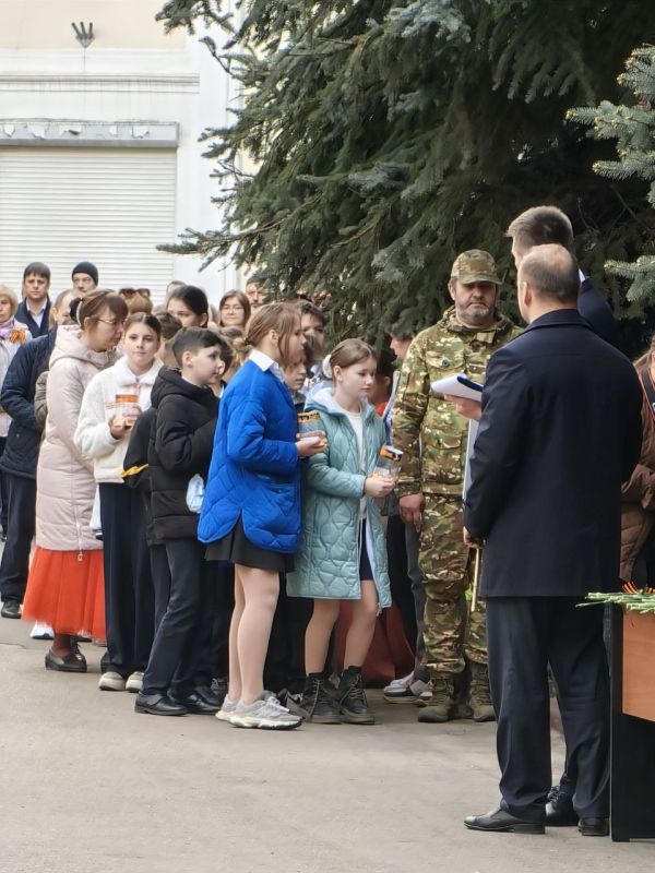 В Москве сотрудники Регистра сертификации на железнодорожном транспорте приняли участие в мероприятиях, посвященных 80-й годовщине Победы в Великой Отечественной войне В Москве сотрудники Регистра сертификации на железнодорожном транспорте приняли участие в мероприятиях, посвященных 80-й годовщине Победы в Великой Отечественной войне