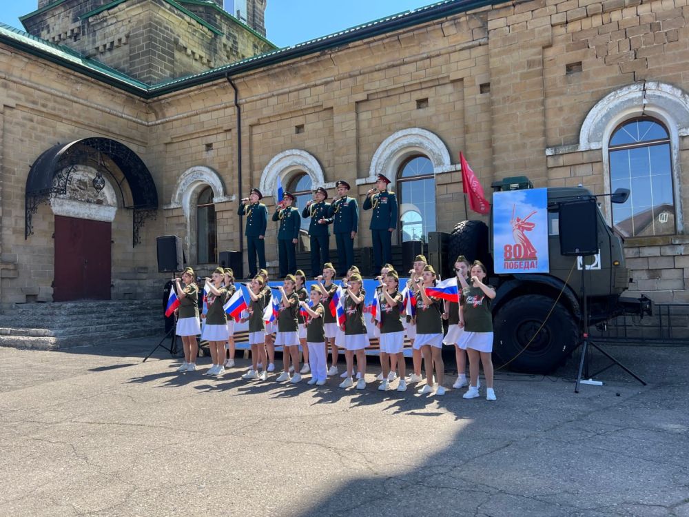 Минобороны России: Артисты Ансамбля песни и пляски ЦВО поздравили жителей ЛНР с юбилеем Победы в Великой Отечественной войне в рамках акции «Марш Победы» Минобороны России: Артисты Ансамбля песни и пляски ЦВО поздравили жителей ЛНР с юбилеем Победы в Великой Отечественной войне в рамках акции «Марш Победы»