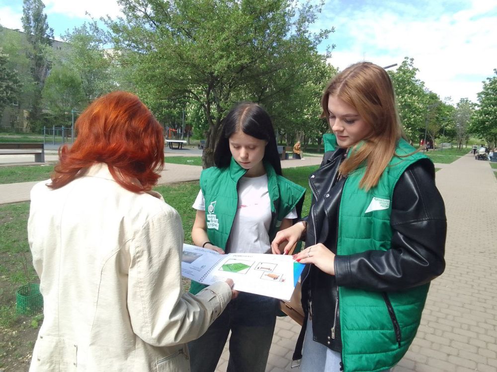 Ровеньковские волонтеры активно помогают жителям муниципалитета принять участие во Всероссийском голосования за объекты для благоустройства в рамках федеральной программы Формирования комфортной городской среды Ровеньковские волонтеры активно помогают жителям муниципалитета принять участие во Всероссийском голосования за объекты для благоустройства в рамках федеральной программы Формирования комфортной городской среды