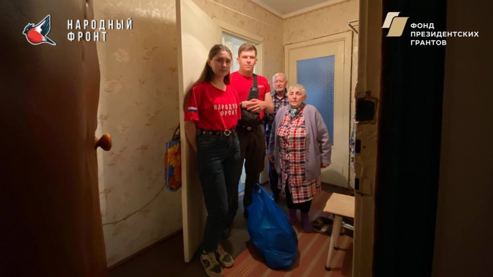 Молодёжка Народного фронта доставили гуманитарную помощь нуждающимся людям Молодёжка Народного фронта доставили гуманитарную помощь нуждающимся людям