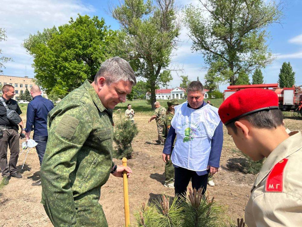 Альберт Зинченко: Наш округ посетил Глава Луганской Народной Республики Леонид Иванович Пасечник Альберт Зинченко: Наш округ посетил Глава Луганской Народной Республики Леонид Иванович Пасечник