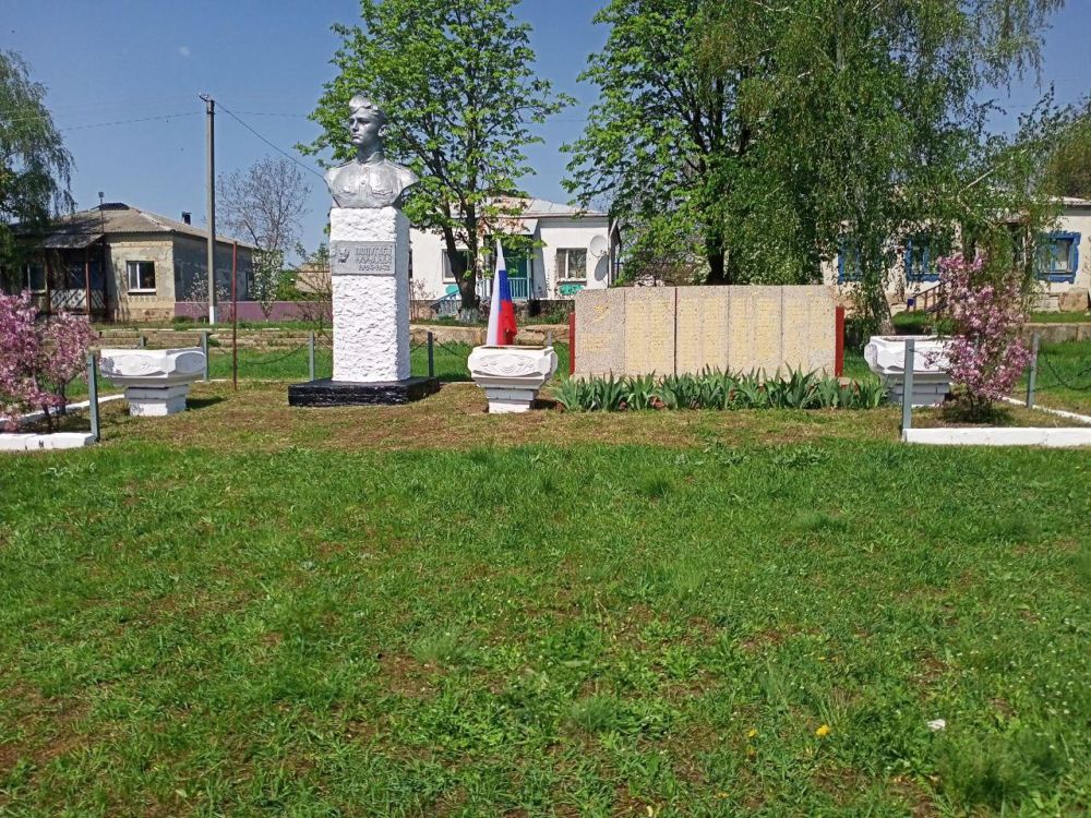 В селах Рассыпное и Ильичовка Воеводского сельского поселения благоустроили памятники В селах Рассыпное и Ильичовка Воеводского сельского поселения благоустроили памятники