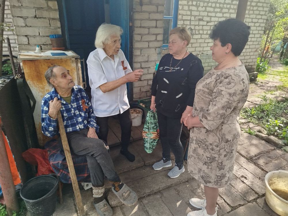В Молодогвардейске поздравили с Днем Победы уважаемых ветеранов В Молодогвардейске поздравили с Днем Победы уважаемых ветеранов