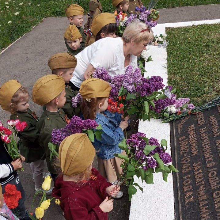 Школьники, юнармейцы и воспитанники детских садов присоединились к акции памяти и возложили цветы к воинским захоронениям Школьники, юнармейцы и воспитанники детских садов присоединились к акции памяти и возложили цветы к воинским захоронениям