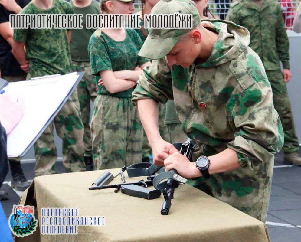 5 мая Денис Николаевич Мирошниченко Председатель Народного Совета Луганской Народной Республики, секретарь Луганского регионального отделения партии «Единая Россия», член Совета Луганского республиканского отделения... 5 мая Денис Николаевич Мирошниченко Председатель Народного Совета Луганской Народной Республики, секретарь Луганского регионального отделения партии «Единая Россия», член Совета Луганского республиканского отделения...