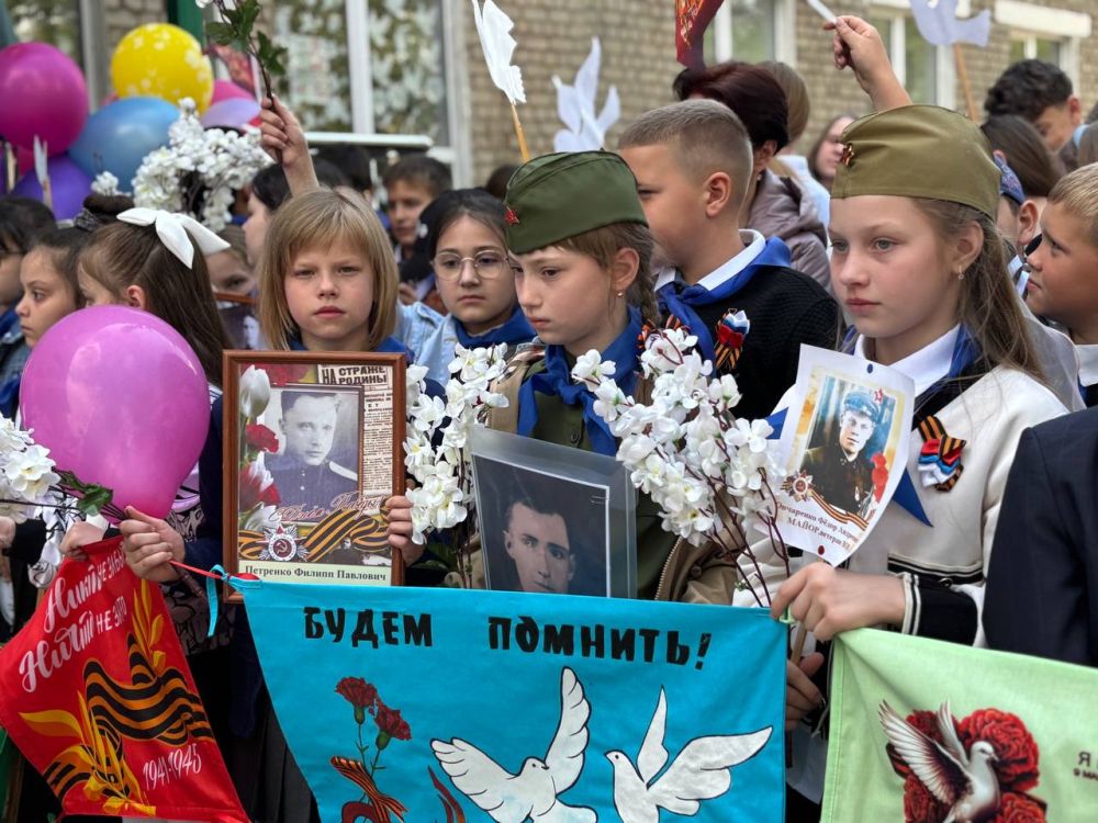 В Антрацитовской специализированной школе № 5 им. В. Очкура прошел фестиваль, посвященный Дню Победы, в котором приняли участие педагоги, учащиеся и родители В Антрацитовской специализированной школе № 5 им. В. Очкура прошел фестиваль, посвященный Дню Победы, в котором приняли участие педагоги, учащиеся и родители