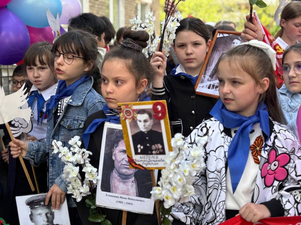 В Антрацитовской специализированной школе № 5 им. В. Очкура прошел фестиваль, посвященный Дню Победы, в котором приняли участие педагоги, учащиеся и родители В Антрацитовской специализированной школе № 5 им. В. Очкура прошел фестиваль, посвященный Дню Победы, в котором приняли участие педагоги, учащиеся и родители