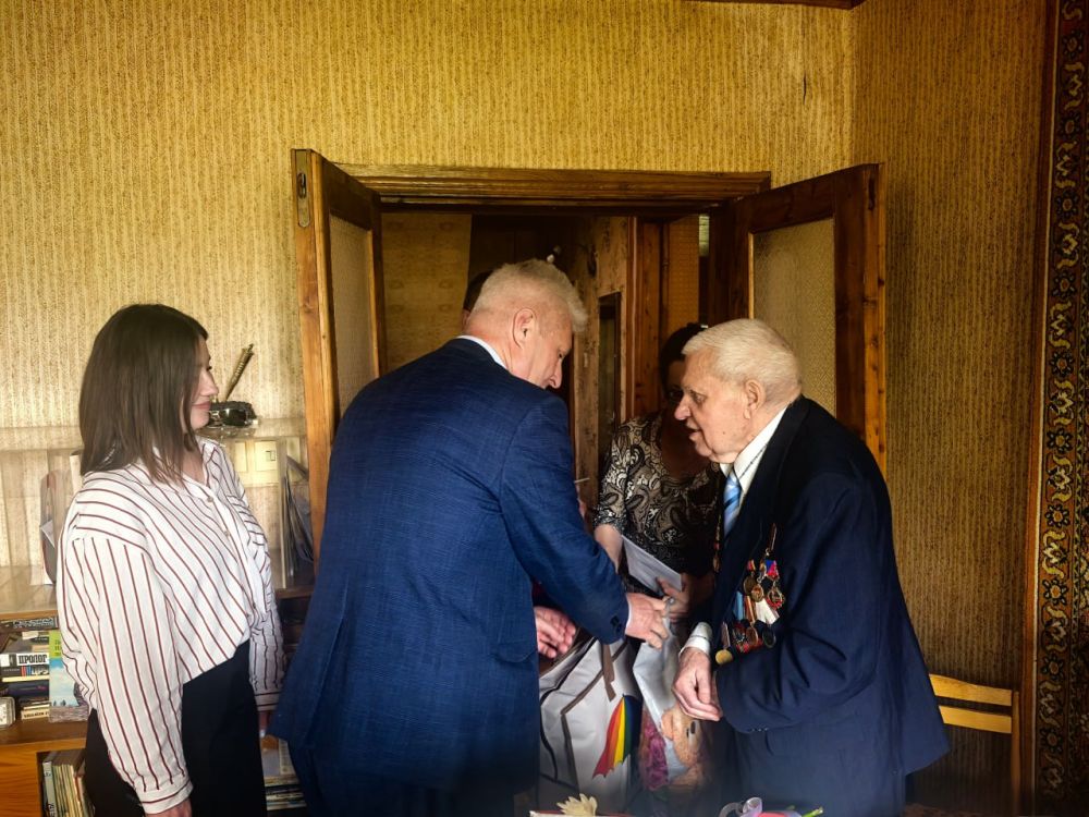 Сергей Козенко: В преддверии 80-летия Великой Победы поздравил уважаемого ветерана и почетного гражданина нашего города, Яночкина Максима Максимовича - человека, чей трудовой и жизненный путь заслуживает огромного уважения и... Сергей Козенко: В преддверии 80-летия Великой Победы поздравил уважаемого ветерана и почетного гражданина нашего города, Яночкина Максима Максимовича - человека, чей трудовой и жизненный путь заслуживает огромного уважения и...