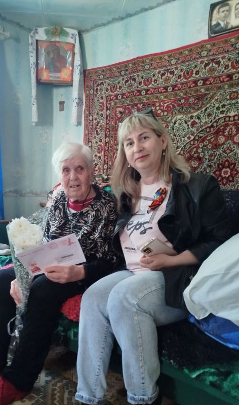 В Краснодоне продолжается вручение персональных писем Победы от Президента Российской Федерации Владимира Путина, что стало важным событием для местных ветеранов и жителей города В Краснодоне продолжается вручение персональных писем Победы от Президента Российской Федерации Владимира Путина, что стало важным событием для местных ветеранов и жителей города