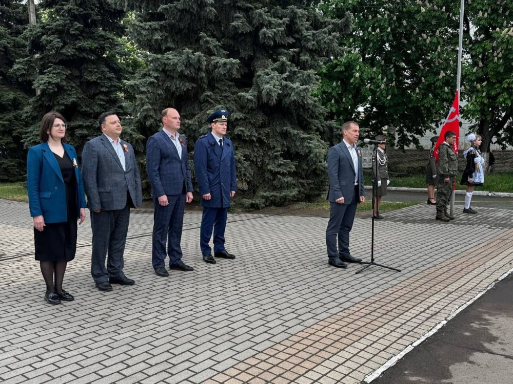 Сергей Колягин: Уже много лет утро 8 мая в городе Первомайске традиционно начинается с торжественного поднятия копии Знамени Победы - штурмового флага 150-го ордена Кутузова II степени Идрицкой стрелковой дивизии... Сергей Колягин: Уже много лет утро 8 мая в городе Первомайске традиционно начинается с торжественного поднятия копии Знамени Победы - штурмового флага 150-го ордена Кутузова II степени Идрицкой стрелковой дивизии...