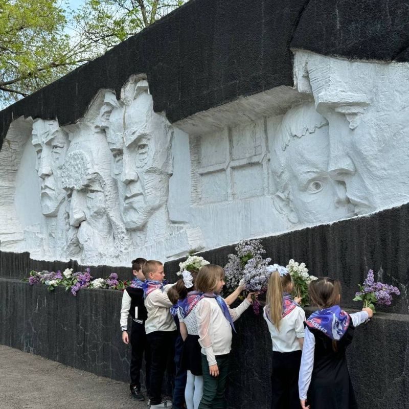 Школьники, юнармейцы и воспитанники детских садов присоединились к акции памяти и возложили цветы к воинским захоронениям Школьники, юнармейцы и воспитанники детских садов присоединились к акции памяти и возложили цветы к воинским захоронениям