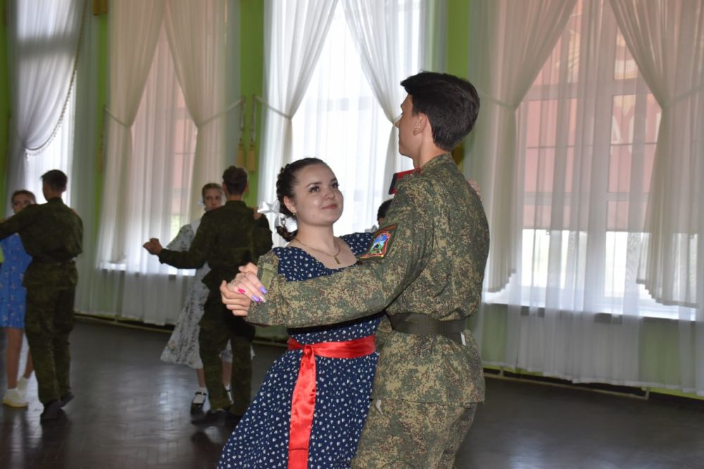 Брянковчане станцевали «Вальс Победы» в преддверии 80-летия Великой Победы Брянковчане станцевали «Вальс Победы» в преддверии 80-летия Великой Победы