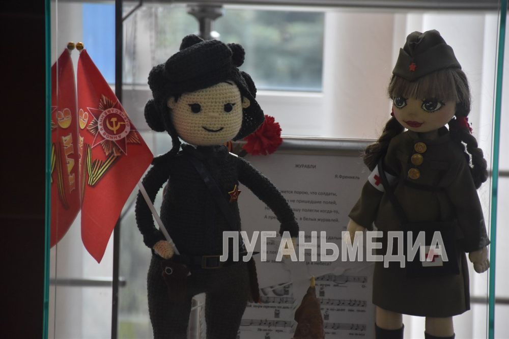 В Краснодоне открылась выставка «Победный май» В Краснодоне открылась выставка «Победный май»