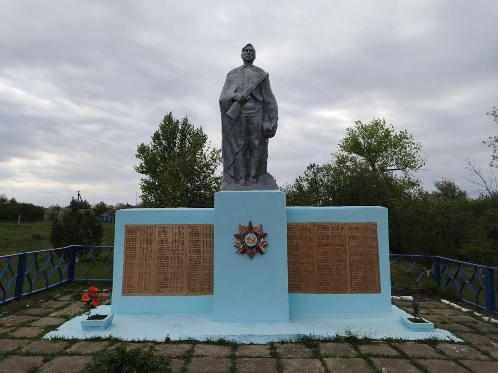 Краснозоренский район передал стройматериалы для благоустройства памятника Краснозоренский район передал стройматериалы для благоустройства памятника