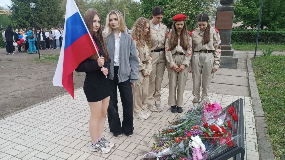 ЛИНЕЙКА- МИТИНГ. Сегодня в ГБОУ ЛНР "Краснолучская школа №4"прошла Торжественная Линейка Памяти, посвященная 80-летию со Дня Победы в Великой Отечественной войне ЛИНЕЙКА- МИТИНГ. Сегодня в ГБОУ ЛНР "Краснолучская школа №4"прошла Торжественная Линейка Памяти, посвященная 80-летию со Дня Победы в Великой Отечественной войне