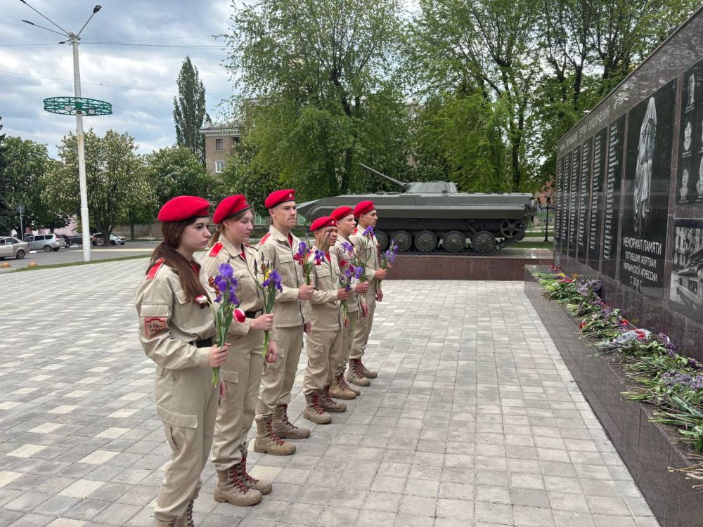 Школьники, юнармейцы и воспитанники детских садов присоединились к акции памяти и возложили цветы к воинским захоронениям Школьники, юнармейцы и воспитанники детских садов присоединились к акции памяти и возложили цветы к воинским захоронениям
