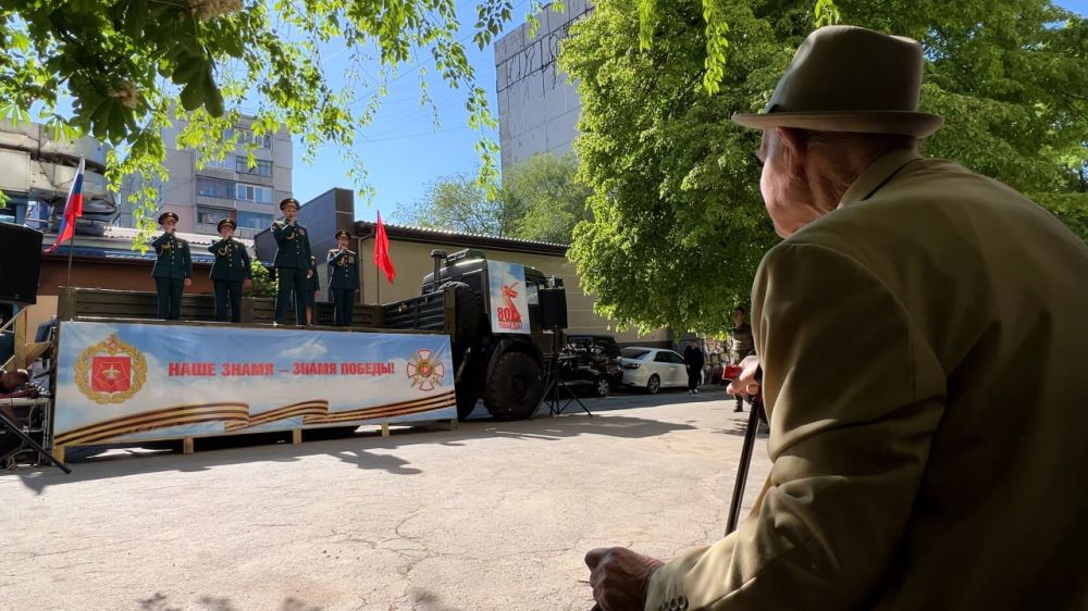 Минобороны России: Артисты Ансамбля песни и пляски ЦВО поздравили жителей ЛНР с юбилеем Победы в Великой Отечественной войне в рамках акции «Марш Победы» Минобороны России: Артисты Ансамбля песни и пляски ЦВО поздравили жителей ЛНР с юбилеем Победы в Великой Отечественной войне в рамках акции «Марш Победы»