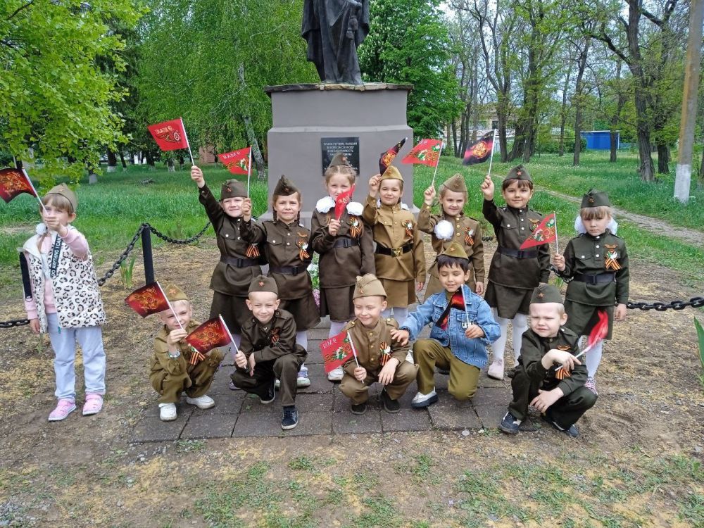 ГБУДО ЛНР ЯСЛИ-САД "ЛУЧИК" п Широкий воспитанники старшей группы "Теремок "приняли участие в акции "Бессмертный полк:Герои среди нас" ГБУДО ЛНР ЯСЛИ-САД "ЛУЧИК" п Широкий воспитанники старшей группы "Теремок "приняли участие в акции "Бессмертный полк:Герои среди нас"