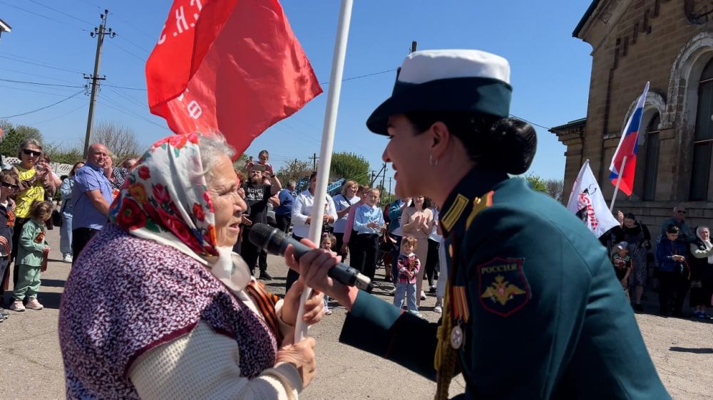 Минобороны России: Артисты Ансамбля песни и пляски ЦВО поздравили жителей ЛНР с юбилеем Победы в Великой Отечественной войне в рамках акции «Марш Победы» Минобороны России: Артисты Ансамбля песни и пляски ЦВО поздравили жителей ЛНР с юбилеем Победы в Великой Отечественной войне в рамках акции «Марш Победы»