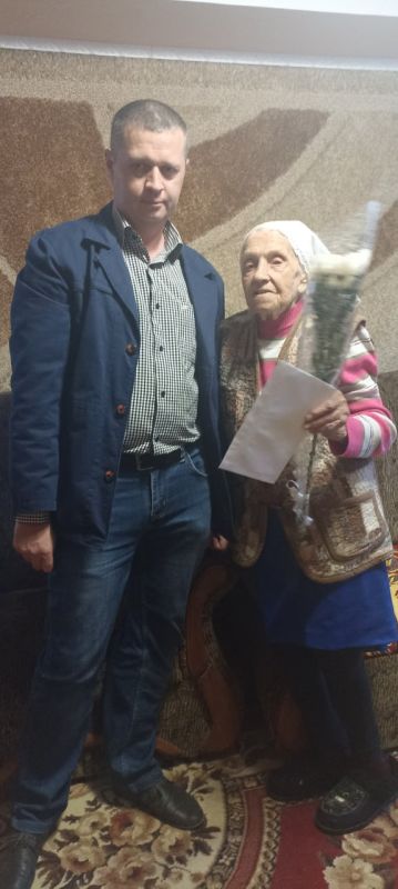 В Краснодоне продолжается вручение персональных писем Победы от Президента Российской Федерации Владимира Путина, что стало важным событием для местных ветеранов и жителей города В Краснодоне продолжается вручение персональных писем Победы от Президента Российской Федерации Владимира Путина, что стало важным событием для местных ветеранов и жителей города