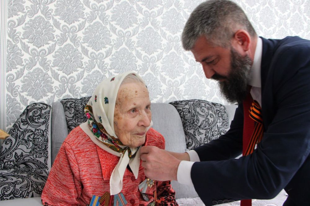 Олег Савченко: В преддверии 80-летия Великой Победы посетил нашего ветерана Великой Отечественной войны - Чеузову Анну Савельевну Олег Савченко: В преддверии 80-летия Великой Победы посетил нашего ветерана Великой Отечественной войны - Чеузову Анну Савельевну