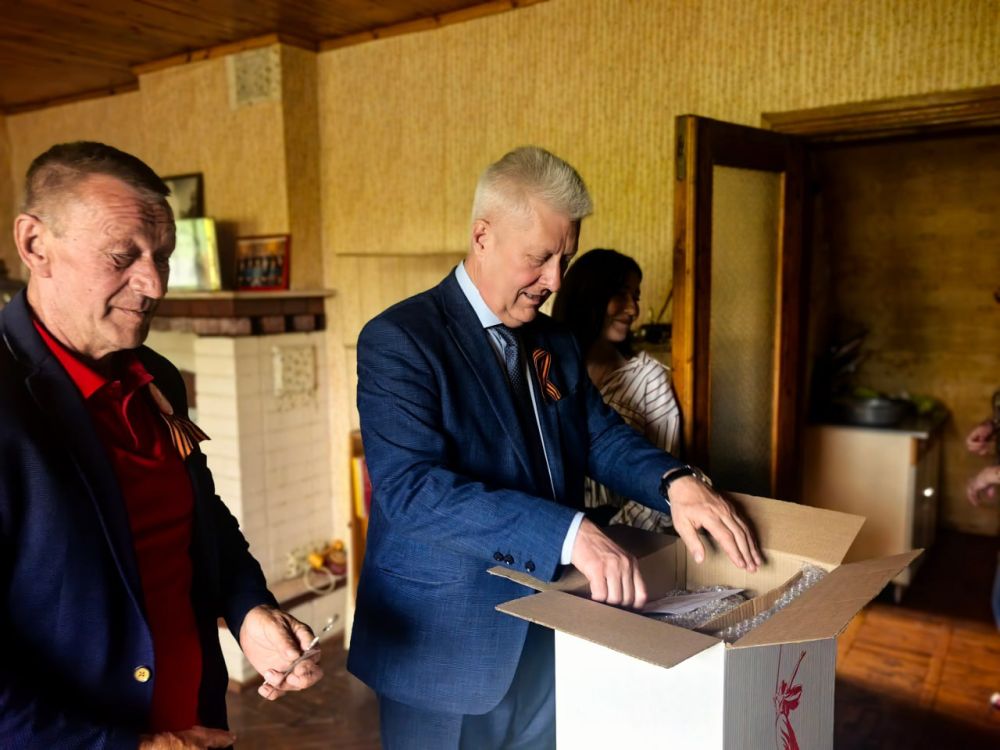 Сергей Козенко: В преддверии 80-летия Великой Победы поздравил уважаемого ветерана и почетного гражданина нашего города, Яночкина Максима Максимовича - человека, чей трудовой и жизненный путь заслуживает огромного уважения и... Сергей Козенко: В преддверии 80-летия Великой Победы поздравил уважаемого ветерана и почетного гражданина нашего города, Яночкина Максима Максимовича - человека, чей трудовой и жизненный путь заслуживает огромного уважения и...