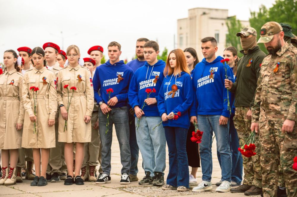 Память в сердце каждого. Активисты «Молодой Гвардии Единой России» вместе с сенатором Российской Федерации от ЛНР Ольгой Бас, Председателем Народного Совета ЛНР и Секретарём Луганского регионального отделения партии «Единая... Память в сердце каждого. Активисты «Молодой Гвардии Единой России» вместе с сенатором Российской Федерации от ЛНР Ольгой Бас, Председателем Народного Совета ЛНР и Секретарём Луганского регионального отделения партии «Единая...