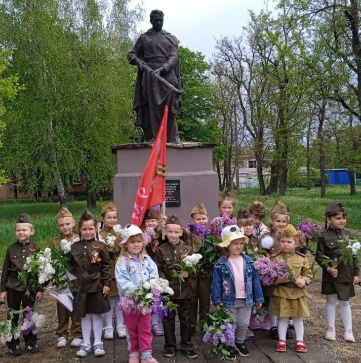 ГБУДО ЛНР ЯСЛИ-САД "ЛУЧИК" п Широкий воспитанники старшей группы "Теремок "приняли участие в акции "Бессмертный полк:Герои среди нас" ГБУДО ЛНР ЯСЛИ-САД "ЛУЧИК" п Широкий воспитанники старшей группы "Теремок "приняли участие в акции "Бессмертный полк:Герои среди нас"