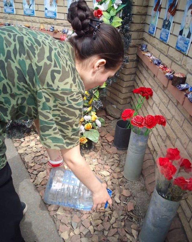 В преддверии празднования 80-й годовщины Великой Победы по всей стране проходят экологические мероприятия по уборке территории около памятников, обелисков, монументов В преддверии празднования 80-й годовщины Великой Победы по всей стране проходят экологические мероприятия по уборке территории около памятников, обелисков, монументов