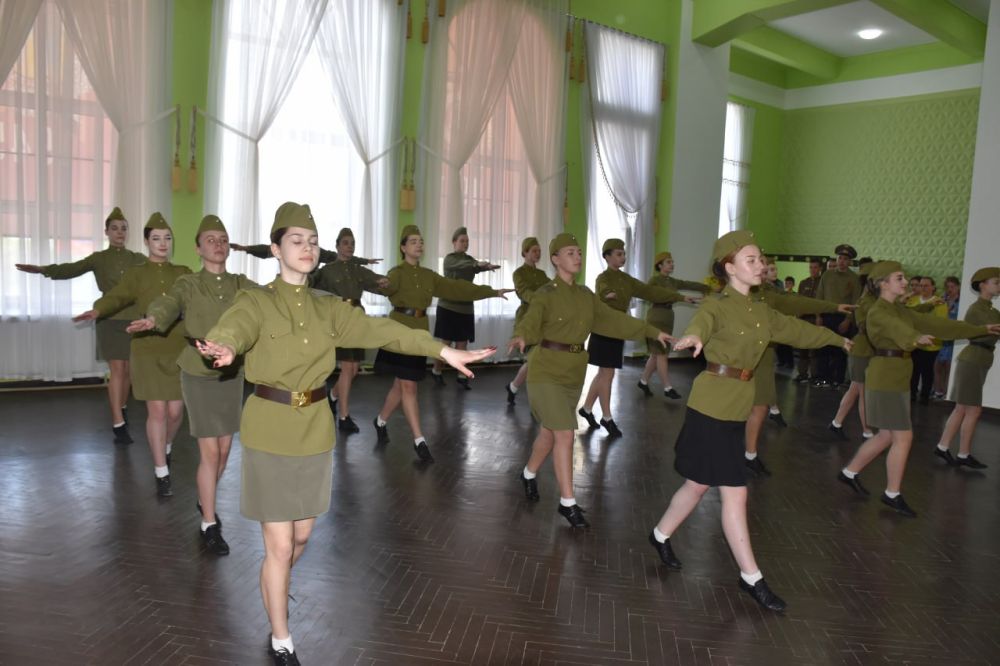 Брянковчане станцевали «Вальс Победы» в преддверии 80-летия Великой Победы Брянковчане станцевали «Вальс Победы» в преддверии 80-летия Великой Победы