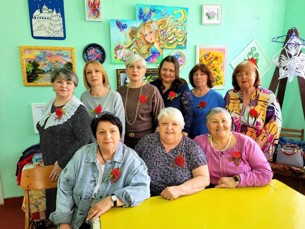 Мастера декоративно прикладного искусства коллектива «Светлица» Кировского городского Дворца культуры изготовили символы Великой Победы из георгиевской ленты в память о подвигах солдат, которые отстояли мир на родной земле Мастера декоративно прикладного искусства коллектива «Светлица» Кировского городского Дворца культуры изготовили символы Великой Победы из георгиевской ленты в память о подвигах солдат, которые отстояли мир на родной земле