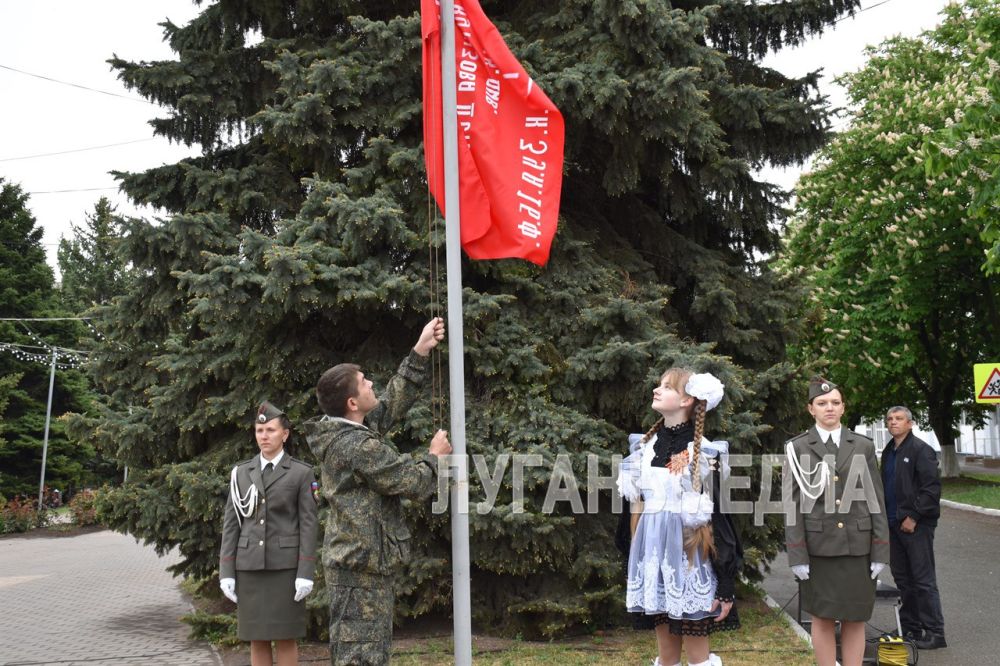 В Первомайске состоялась торжественная церемония поднятия копии Знамени Победы в Великой Отечественной войне на главном флагштоке муниципалитета В Первомайске состоялась торжественная церемония поднятия копии Знамени Победы в Великой Отечественной войне на главном флагштоке муниципалитета