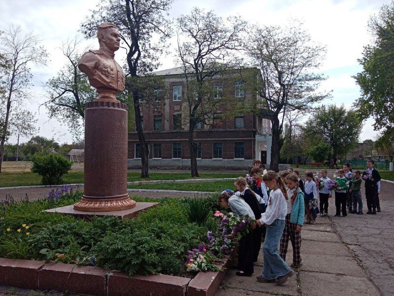 Школьники, юнармейцы и воспитанники детских садов присоединились к акции памяти и возложили цветы к воинским захоронениям Школьники, юнармейцы и воспитанники детских садов присоединились к акции памяти и возложили цветы к воинским захоронениям