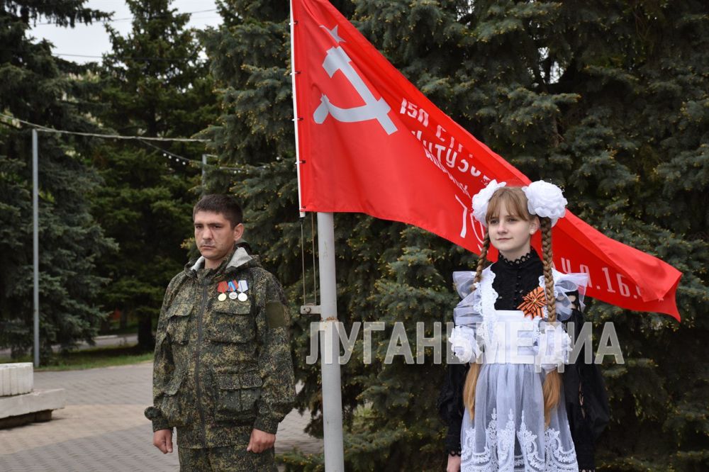 В Первомайске состоялась торжественная церемония поднятия копии Знамени Победы в Великой Отечественной войне на главном флагштоке муниципалитета В Первомайске состоялась торжественная церемония поднятия копии Знамени Победы в Великой Отечественной войне на главном флагштоке муниципалитета