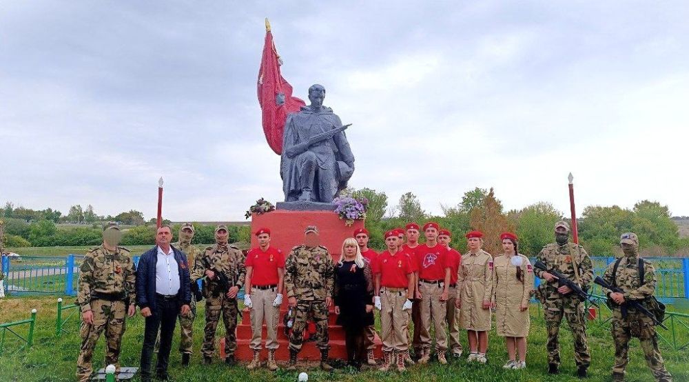 Возложение цветов к подножию памятника героям Великой Отечественной войны в селе Семикозовка Возложение цветов к подножию памятника героям Великой Отечественной войны в селе Семикозовка