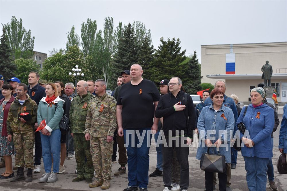 В Первомайске состоялась торжественная церемония поднятия копии Знамени Победы в Великой Отечественной войне на главном флагштоке муниципалитета В Первомайске состоялась торжественная церемония поднятия копии Знамени Победы в Великой Отечественной войне на главном флагштоке муниципалитета