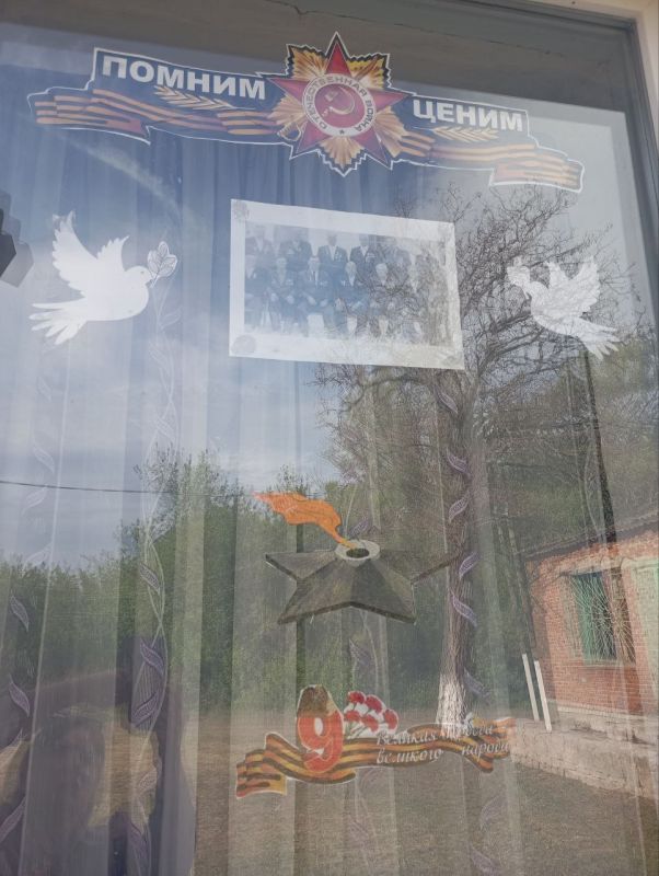 Акция #окнапобеды. В канун праздника Дня Победы работники культуры Ульяновского сельского клуба присоединились к Всероссийской акции «Окна Победы» Акция #окнапобеды. В канун праздника Дня Победы работники культуры Ульяновского сельского клуба присоединились к Всероссийской акции «Окна Победы»