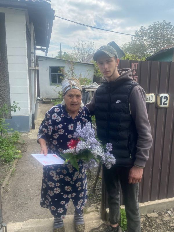 В преддверии празднования 80-летия Великой Победы ветераны, труженики тыла, участники войны, проживающие в Стаханове, Ирмино и Алмазной, получают поздравительные письма от Президента Российской Федерации Владимира... В преддверии празднования 80-летия Великой Победы ветераны, труженики тыла, участники войны, проживающие в Стаханове, Ирмино и Алмазной, получают поздравительные письма от Президента Российской Федерации Владимира...
