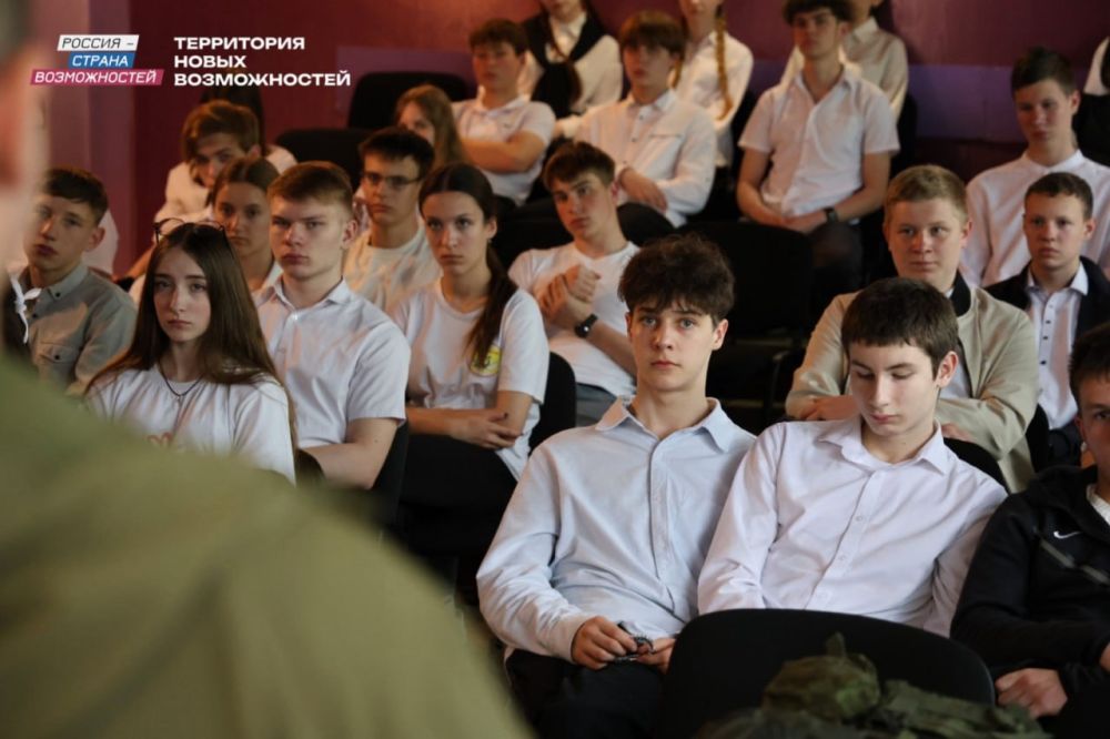 В преддверии Дня Победы в луганских школах прошли уроки мужества с участием Ивана Пономарёва — демобилизованного студента В преддверии Дня Победы в луганских школах прошли уроки мужества с участием Ивана Пономарёва — демобилизованного студента