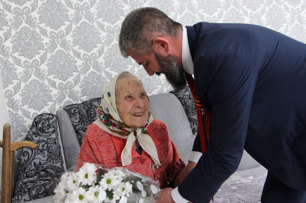 Олег Савченко: В преддверии 80-летия Великой Победы посетил нашего ветерана Великой Отечественной войны - Чеузову Анну Савельевну Олег Савченко: В преддверии 80-летия Великой Победы посетил нашего ветерана Великой Отечественной войны - Чеузову Анну Савельевну