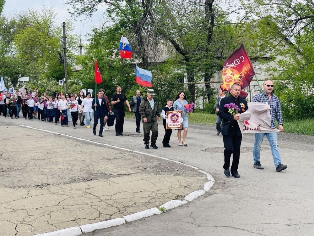 В этом году Всероссийская акция "Бессмертный полк" вновь привлекла внимание студентов, преподавателей, сотрудников Ровеньковского колледжа, представителей отдела жизнеобеспечения пгт В этом году Всероссийская акция "Бессмертный полк" вновь привлекла внимание студентов, преподавателей, сотрудников Ровеньковского колледжа, представителей отдела жизнеобеспечения пгт